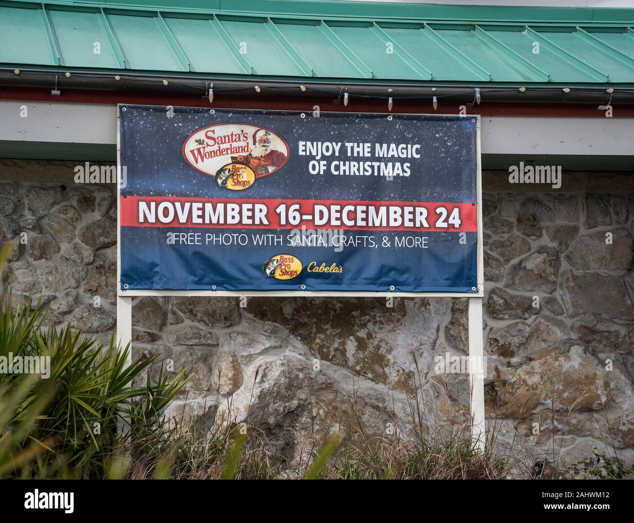 Vor Bass Pro Shops mit Bilder von Kindern mit dem Weihnachtsmann zu Weihnachten anmelden. Stockfoto