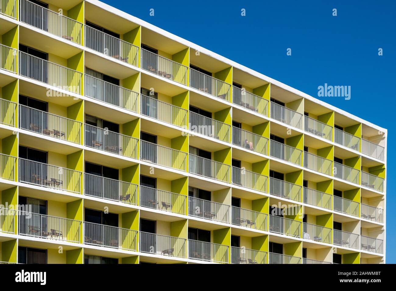 Ein moderner Apartmentblock in auffälligen Farben. Das markante Boxdesign und die typischen karibischen Farben machen das Gebäude zum Aufheben Stockfoto
