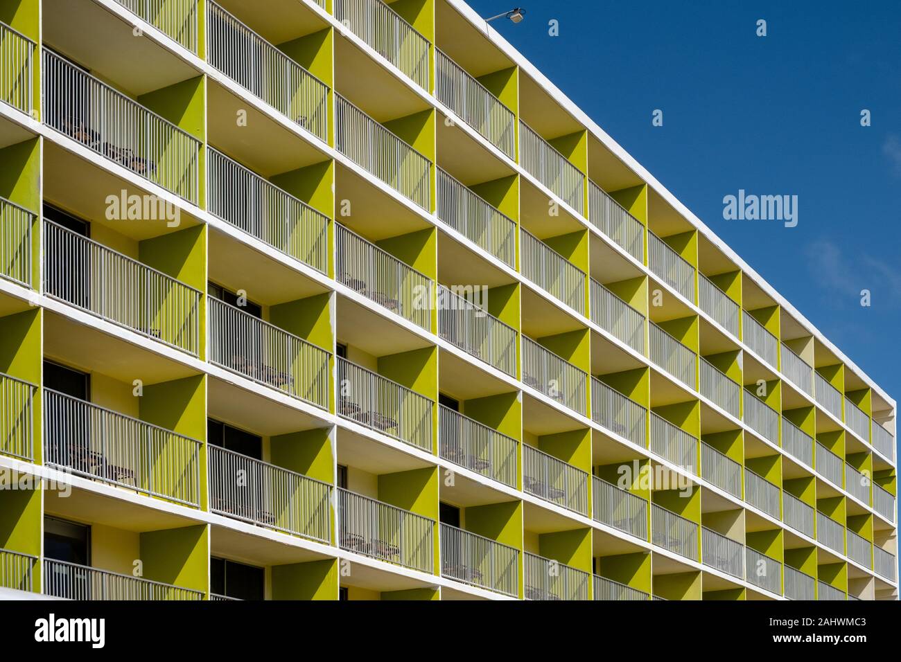 Ein moderner Apartmentblock in auffälligen Farben. Das markante Boxdesign und die typischen karibischen Farben machen das Gebäude zum Aufheben Stockfoto