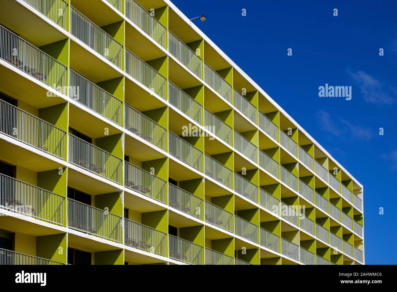 Ein moderner Apartmentblock in auffälligen Farben. Das markante Boxdesign und die typischen karibischen Farben machen das Gebäude zum Aufheben Stockfoto