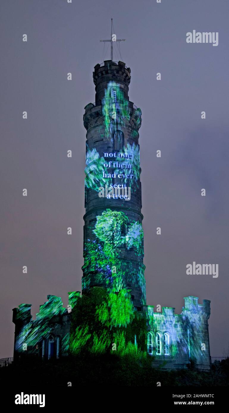 Nachricht vom Himmel, Leuchten und Nelson Denkmal, Calton Hill, Edinburgh, Schottland, Großbritannien, Verfasser: Robin Robertson, Musik: Alasdair Roberts, Projektion: helle Seite Studios. Robin Robertson's "Zehntausend Meilen von Edge" nimmt uns mit auf eine Reise durch die Weiten der schottischen Insel- und Küstenregionen Geographie, mit persönlichen Reflexionen über das Meer Landschaft so integraler Bestandteil der Schottischen Identität als Inselnation animieren. Robertson erzählt seine Stück während Komponist Alasdair Roberts schafft eine passende musikalische Kerbe durch Belastungen der Schottischen Musik inspiriert. Stockfoto