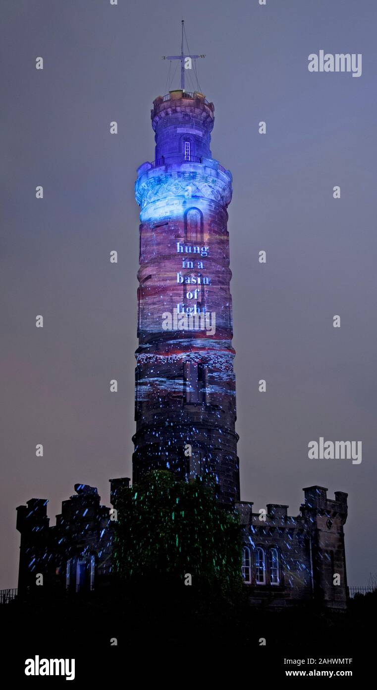 Nachricht vom Himmel, Leuchten und Nelson Denkmal, Calton Hill, Edinburgh, Schottland, Großbritannien, Verfasser: Robin Robertson, Musik: Alasdair Roberts, Projektion: helle Seite Studios. Robin Robertson's "Zehntausend Meilen von Edge" nimmt uns mit auf eine Reise durch die Weiten der schottischen Insel- und Küstenregionen Geographie, mit persönlichen Reflexionen über das Meer Landschaft so integraler Bestandteil der Schottischen Identität als Inselnation animieren. Robertson erzählt seine Stück während Komponist Alasdair Roberts schafft eine passende musikalische Kerbe durch Belastungen der Schottischen Musik inspiriert. Stockfoto