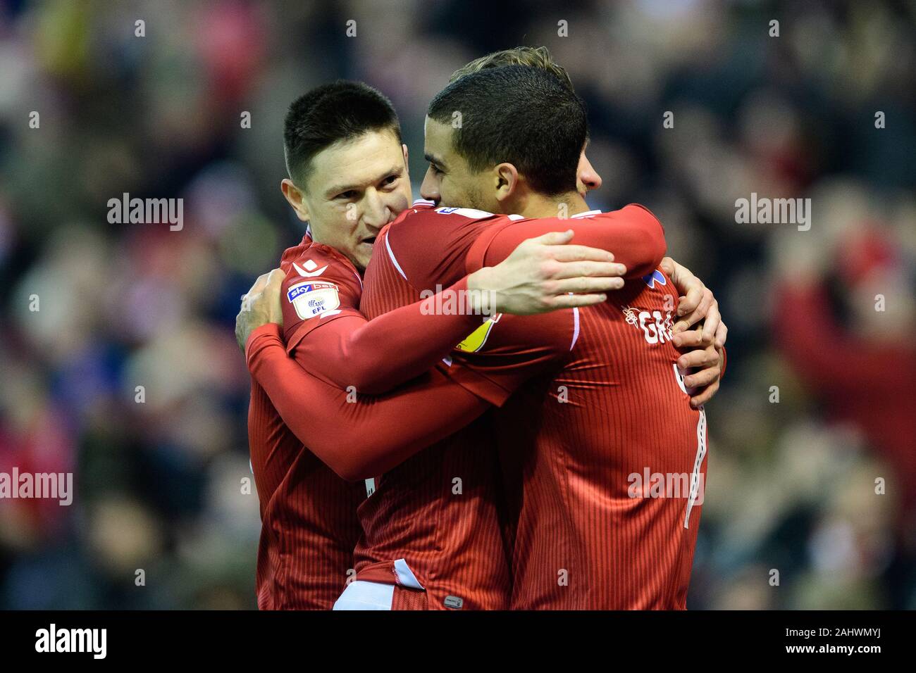 NOTTINGHAM, ENGLAND - am 1. Januar Matty Cash (11) von Nottingham Forest und Joe Lolley (23) von Nottingham Forest hug Lewis Grabban (7) von Nottingham Forest, nachdem er ein Gefängnis es 3-1 während der Sky Bet Championship Match zwischen Nottingham Forest und die Blackburn Rovers in der Stadt Boden, Nottingham am Mittwoch, den 1. Januar 2020. (Credit: Jon Hobley | MI Nachrichten) das Fotografieren dürfen nur für Zeitung und/oder Zeitschrift redaktionelle Zwecke verwendet werden, eine Lizenz für die gewerbliche Nutzung Kreditkarte erforderlich: MI Nachrichten & Sport/Alamy leben Nachrichten Stockfoto