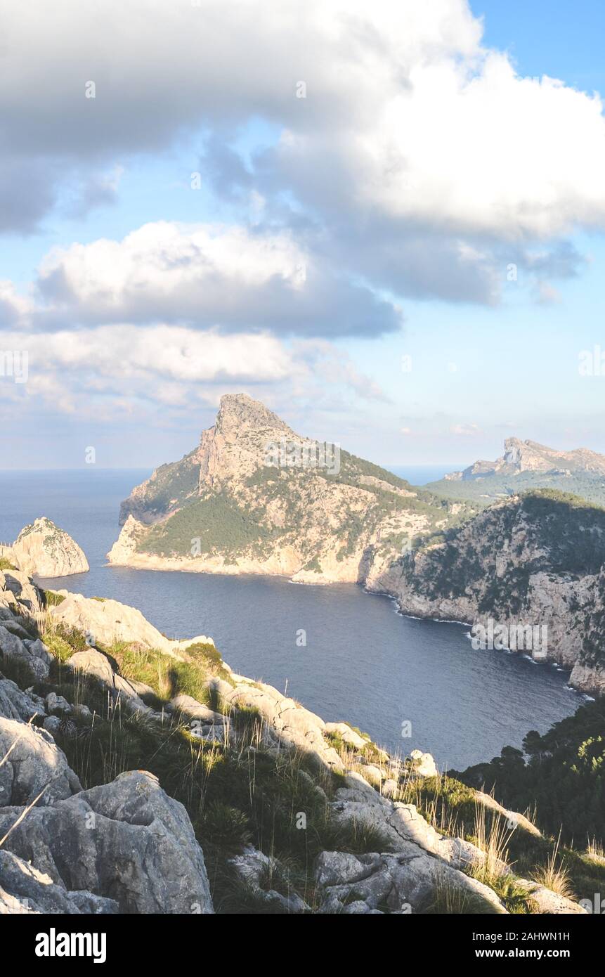 Schöne Aussicht vom Aussichtspunkt Es Colomer in Cap de Formentor, Mallorca, Balearen, Spanien. Felsen im Mittelmeer auf einer vertikalen Bild. Felsen am Meer. Spanische touristische Attraktion und beliebter Aussichtspunkt. Stockfoto