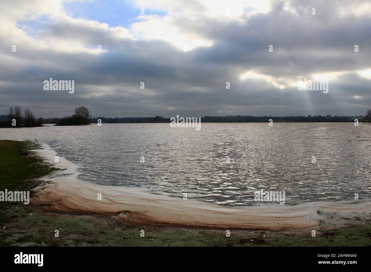 Überflutete Straßen und Felder auf der Somerset Levels in der Nähe von Taunton aufgrund der hohen Niederschlägen und Wasserständen Stockfoto