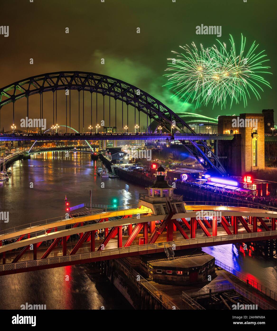 Feuerwerk über dem Tyne Bridge um Mitternacht am Silvesterabend 2019, Newcastle upon Tyne, Tyne and Wear, England, Vereinigtes Königreich Stockfoto