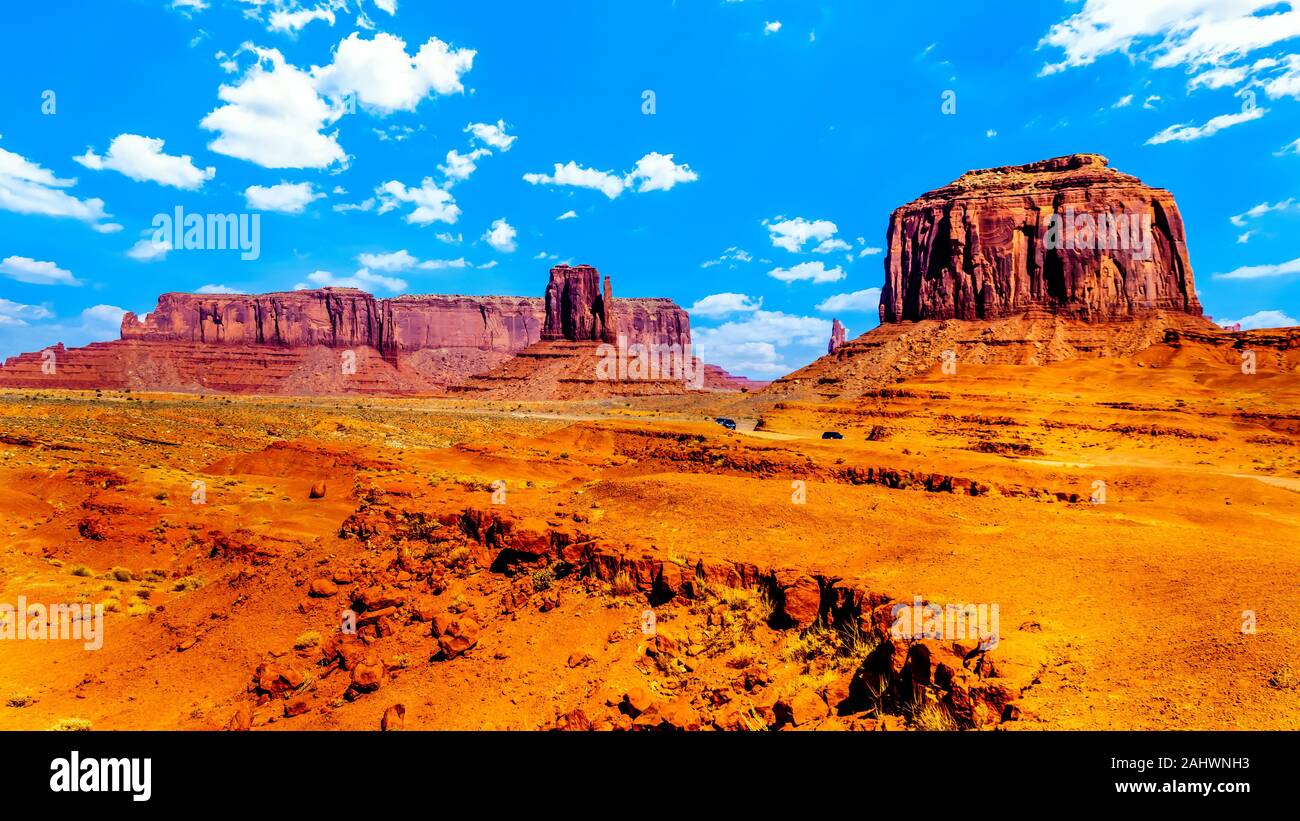 Hoch aufragenden roten Sandstein Formationen der Sentinel Mesa, West Fäustling und Merrick Buttes von John Ford Punkt in der Navajo Nation Monument Valley USA gesehen Stockfoto