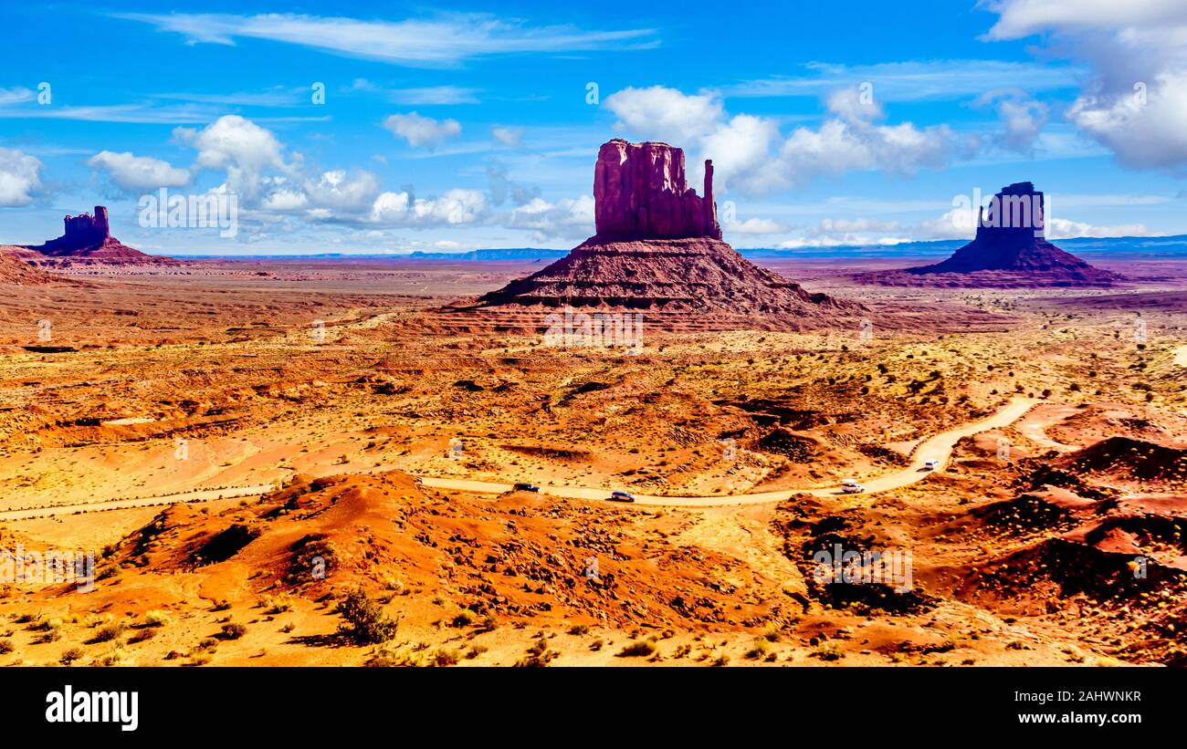 Die hoch aufragenden roten Sandstein Bildung von West Mitten Butte in der Navajo Nation Monument Valley Navajo Tribal Park Landschaft der Wüste auf AZ-UT Grenze Stockfoto