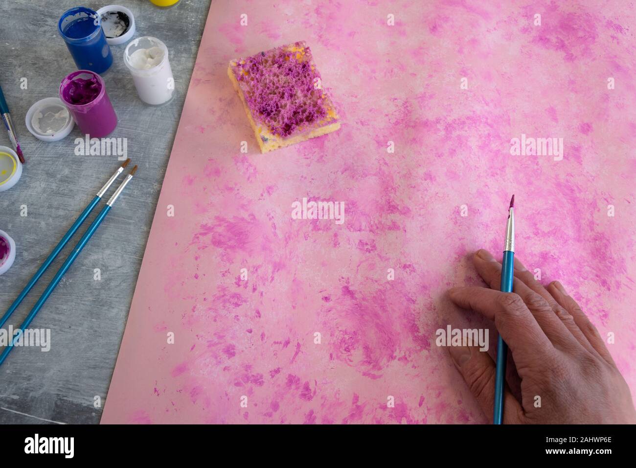 Blick von oben auf die Frau Hand malen rosa Hintergrund, künstlerisch kreativen Beruf Stockfoto