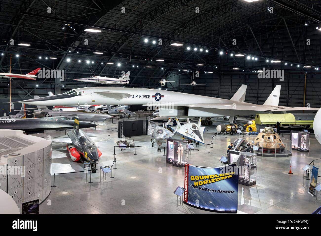 Blick auf den Platz der Galerie und der Forschung und Entwicklung Galerie im Nationalen Museum der United States Air Force (früher der United States Air Force Museum, Wright-Patterson Air Force Base in Dayton, Ohio, USA. Das Flugzeug in der Mitte der Aufnahme ist die experimentelle XB-70A Valkyrie Stockfoto