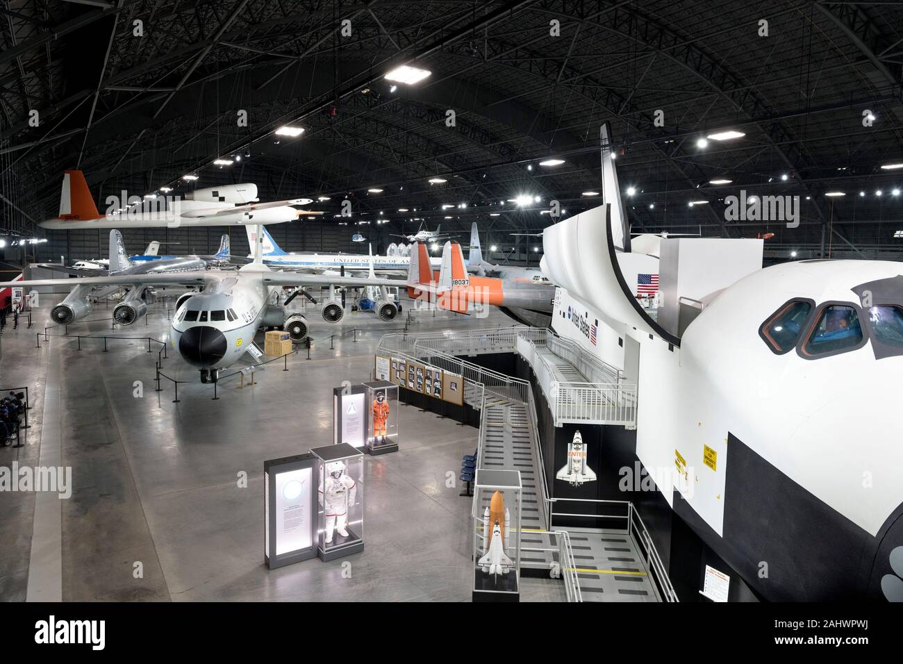 Platz Galerie Blick auf die Präsidentschaftswahlen Galerie mit dem Space Shuttle Mannschaftsraum Trainer (Stromkreis 1) im Vordergrund, National Museum der United States Air Force (früher der United States Air Force Museum, Wright-Patterson Air Force Base in Dayton, Ohio, USA. Stockfoto