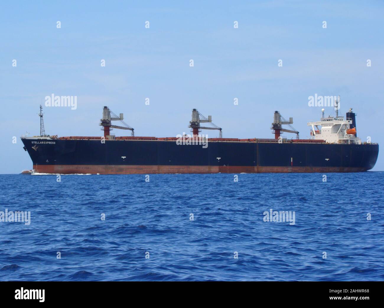 Eine große bulk carrier Navigation durch die Mindoro Strait, South China Sea Stockfoto