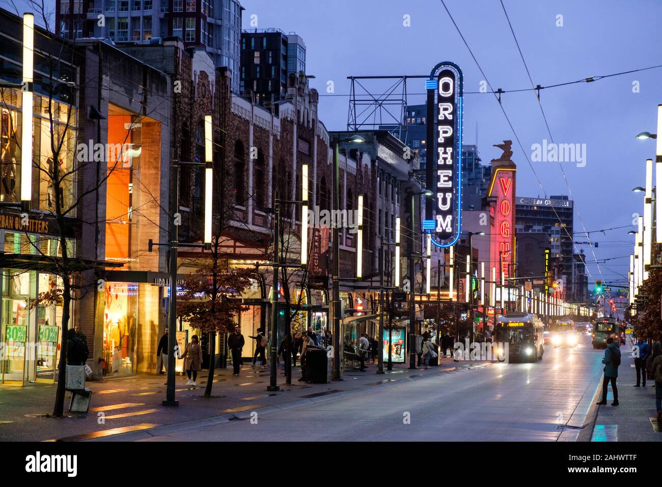 Orpheum Theatre Leuchtreklame bei Nacht, Granville Street, Downtown Vancouver, British Columbia, Kanada Stockfoto