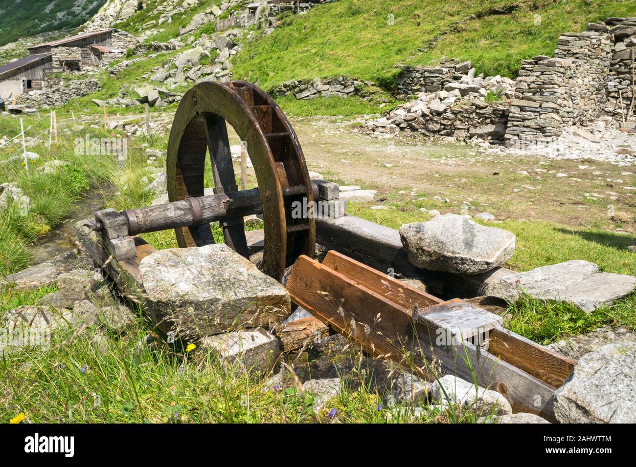 Die Spinnerei Wasser Rad in den Bergen von Tirol, Österreich Stockfoto