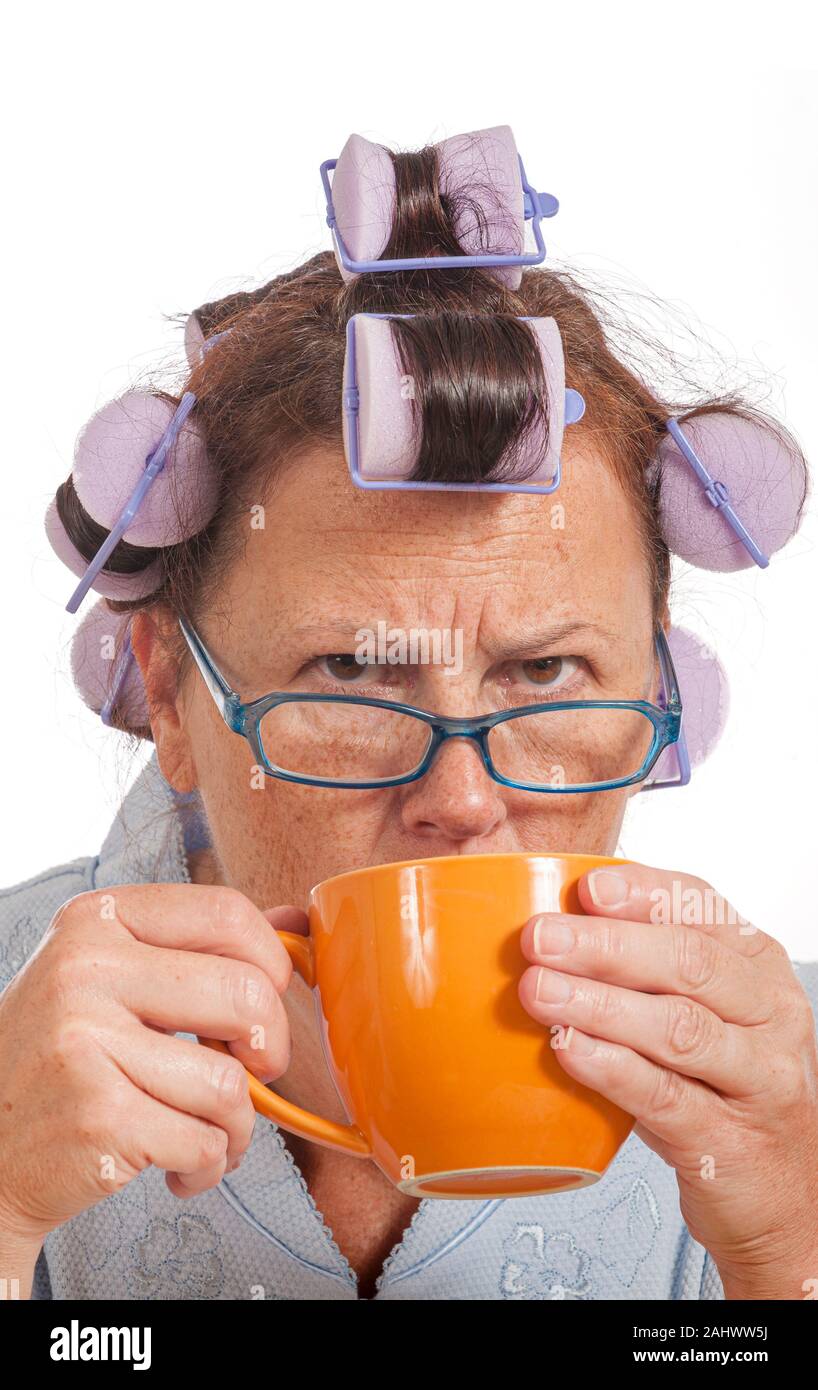 Vertikaler grumpy Hausfrau trinken Ihren Kaffee am Morgen. Stockfoto