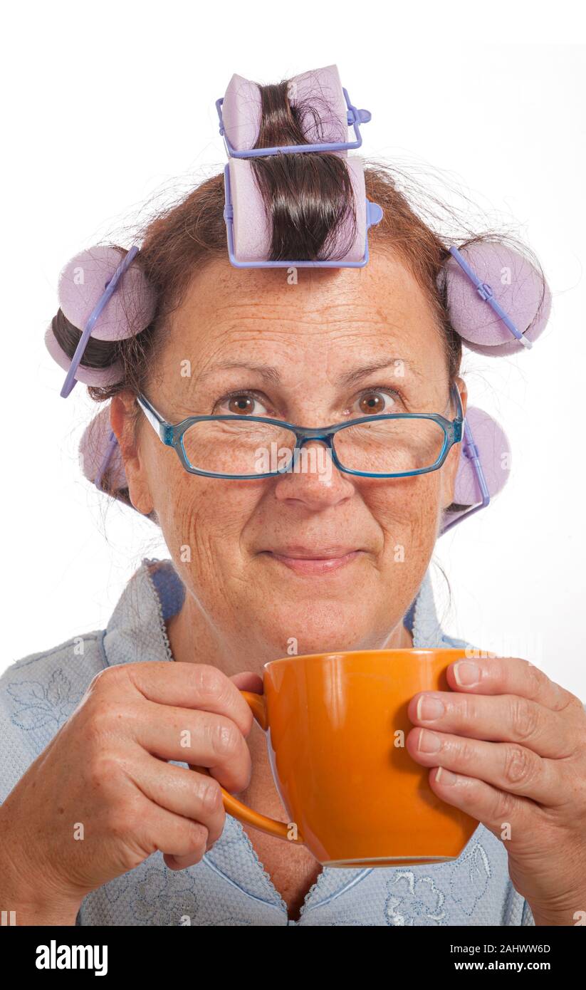 Vertikaler ein glückliches reife Hausfrau ihr Morgen Kaffee genießen. Stockfoto