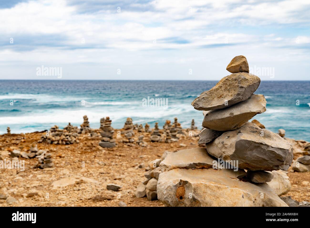 Turm der Steine an der Küste Stockfoto