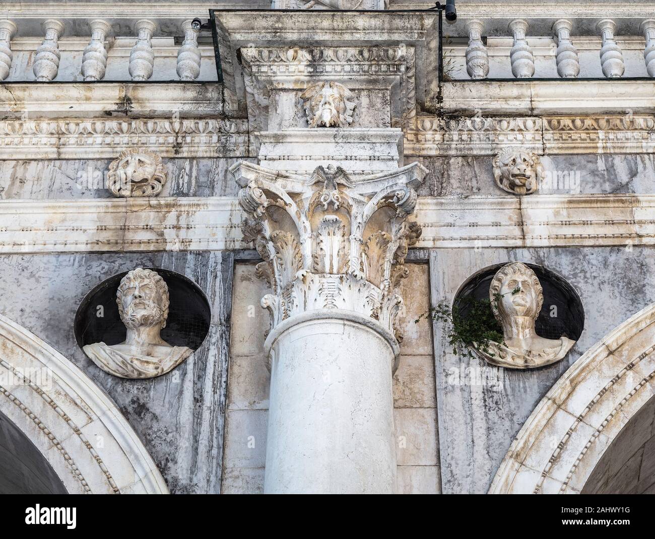 Detail der Fassade eines historischen Gebäude Palazzo Loggia in Brescia. Italien Stockfoto