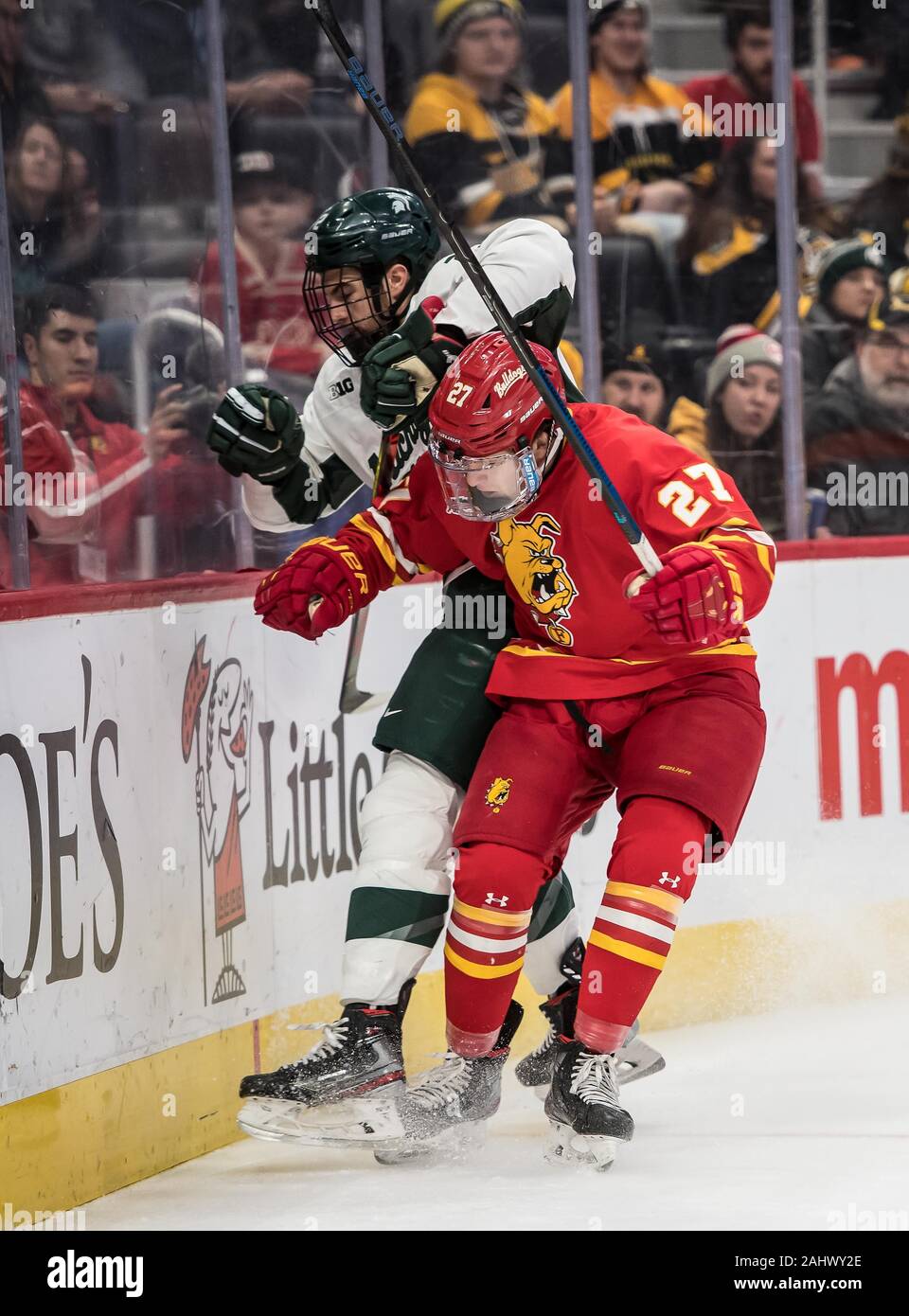 Detroit, Michigan, USA. 31 Jan, 2019. Ferris Zustand Vorwärts CADE KOWALSKI #27 konkurriert für den Puck während eines Spiels zwischen den Michigan State und Ferris Zustand an Little Caesars Arena, Detroit, Michigan. Michigan State gewann das Spiel 5-2. Credit: Scott Hasse/ZUMA Draht/Alamy leben Nachrichten Stockfoto