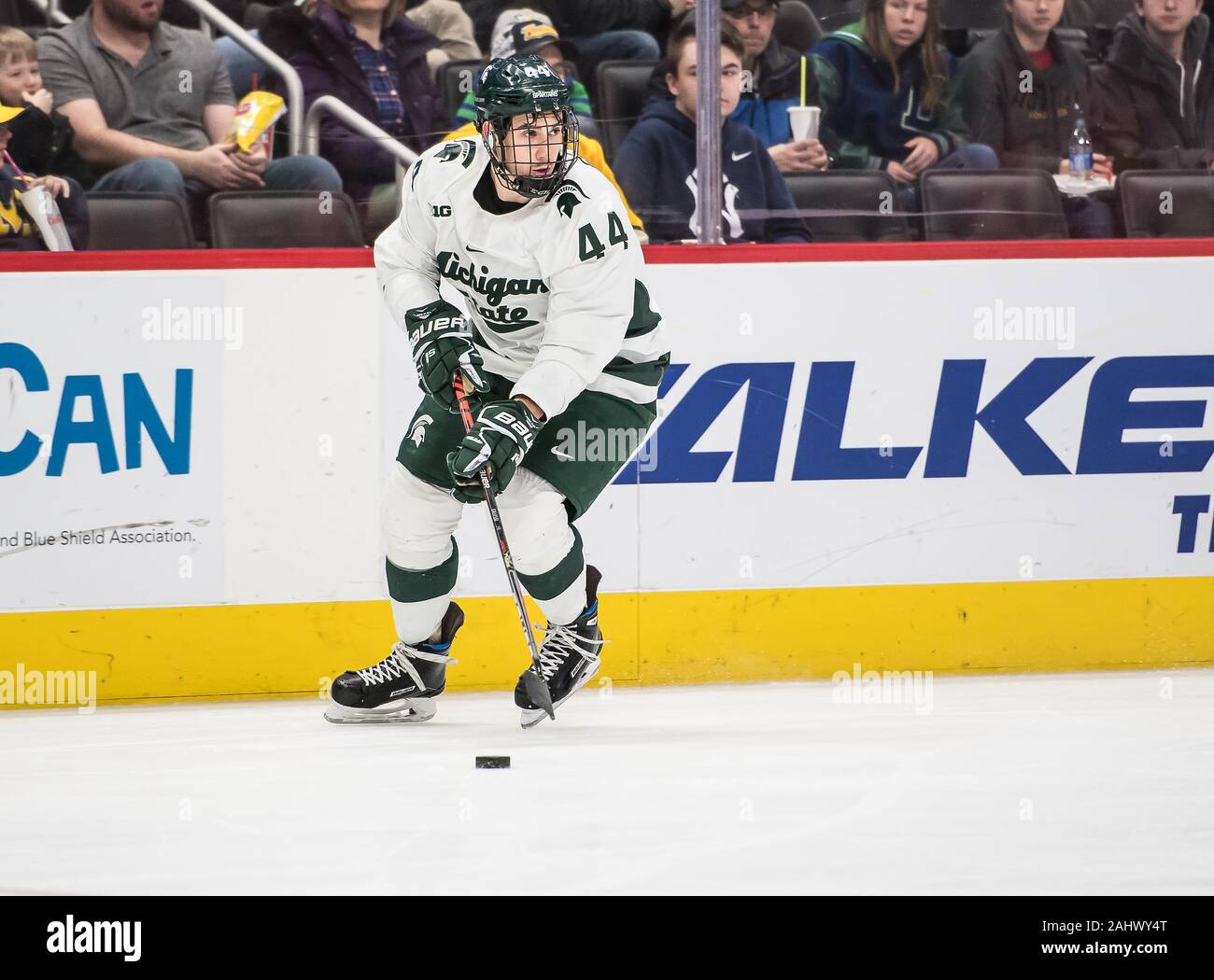 Detroit, Michigan, USA. 31 Jan, 2019. Michigan State Defenseman BUTRUS GHAFARI #44 bewegt sich der Puck während eines Spiels zwischen den Michigan State und Ferris Zustand an Little Caesars Arena, Detroit, Michigan. Michigan State gewann das Spiel 5-2. Credit: Scott Hasse/ZUMA Draht/Alamy leben Nachrichten Stockfoto