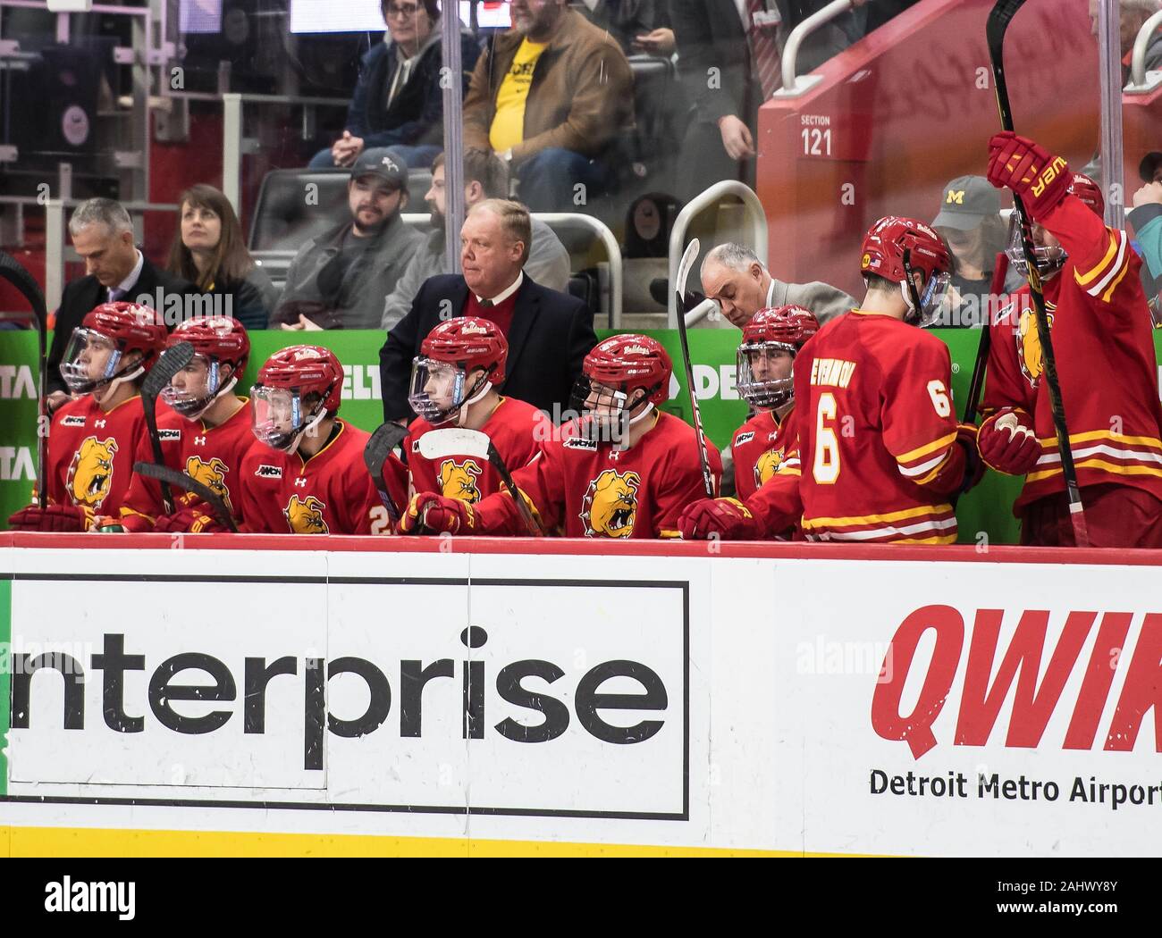 Detroit, Michigan, USA. 31 Jan, 2019. Ferris Zustand Head Coach BOB DANIELS während eines Spiels zwischen den Michigan State und Ferris Zustand an Little Caesars Arena, Detroit, Michigan. Michigan State gewann das Spiel 5-2. Credit: Scott Hasse/ZUMA Draht/Alamy leben Nachrichten Stockfoto