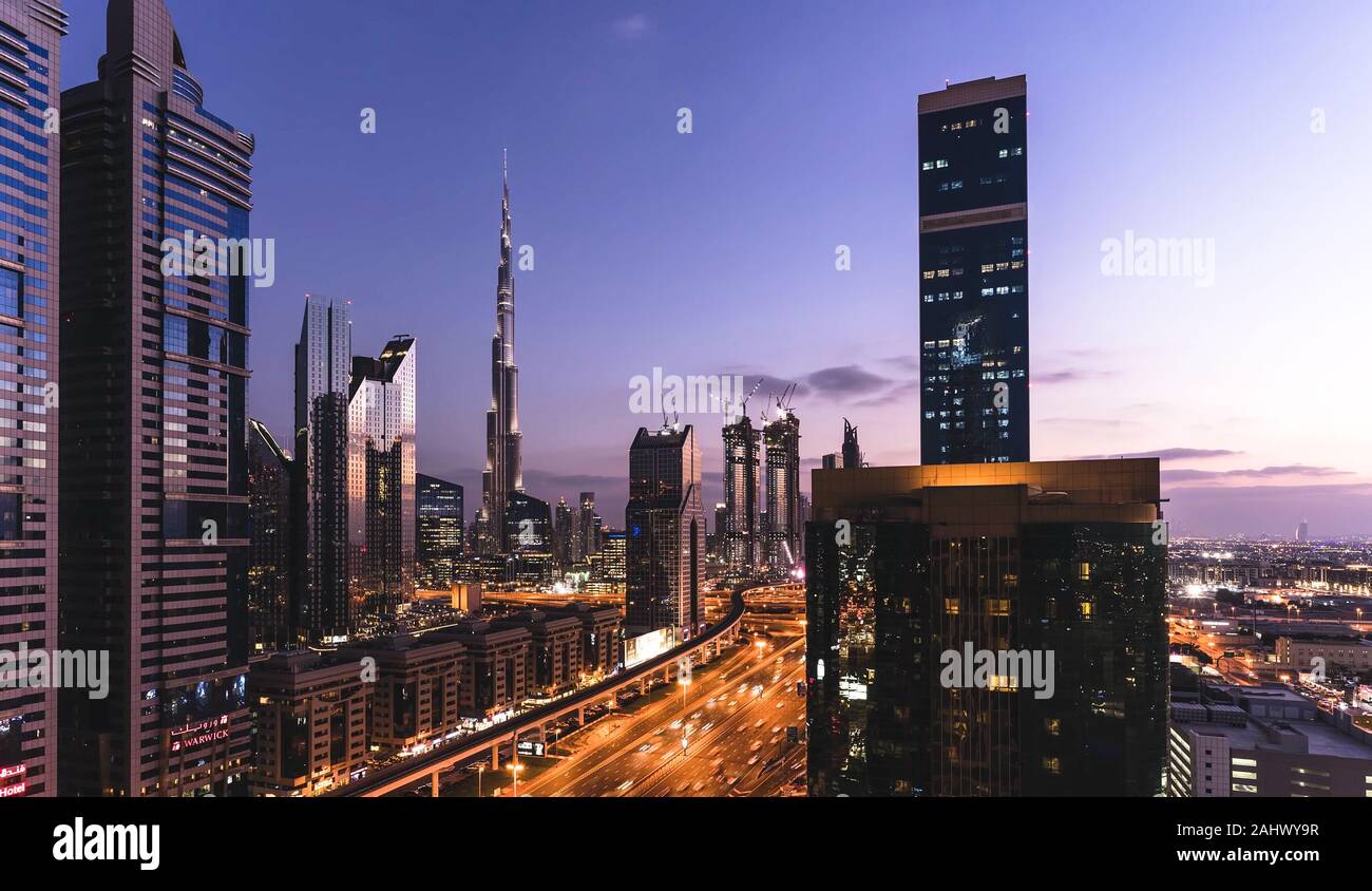 Tolle Nacht Dubai Downtown Skyline mit höchsten Wolkenkratzer bei Sonnenuntergang. Stockfoto