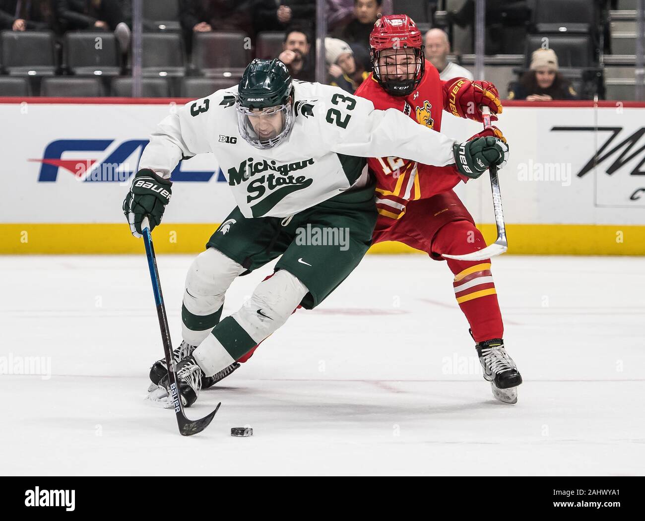 Detroit, Michigan, USA. 31 Jan, 2019. Michigan State Vorwärts JAGGER JOSHUA Nr. 23 und Ferris Zustand Vorwärts DALLAS TULIK #12 konkurrieren für den Puck während eines Spiels zwischen den Michigan State und Ferris Zustand an Little Caesars Arena, Detroit, Michigan. Michigan State gewann das Spiel 5-2. Credit: Scott Hasse/ZUMA Draht/Alamy leben Nachrichten Stockfoto