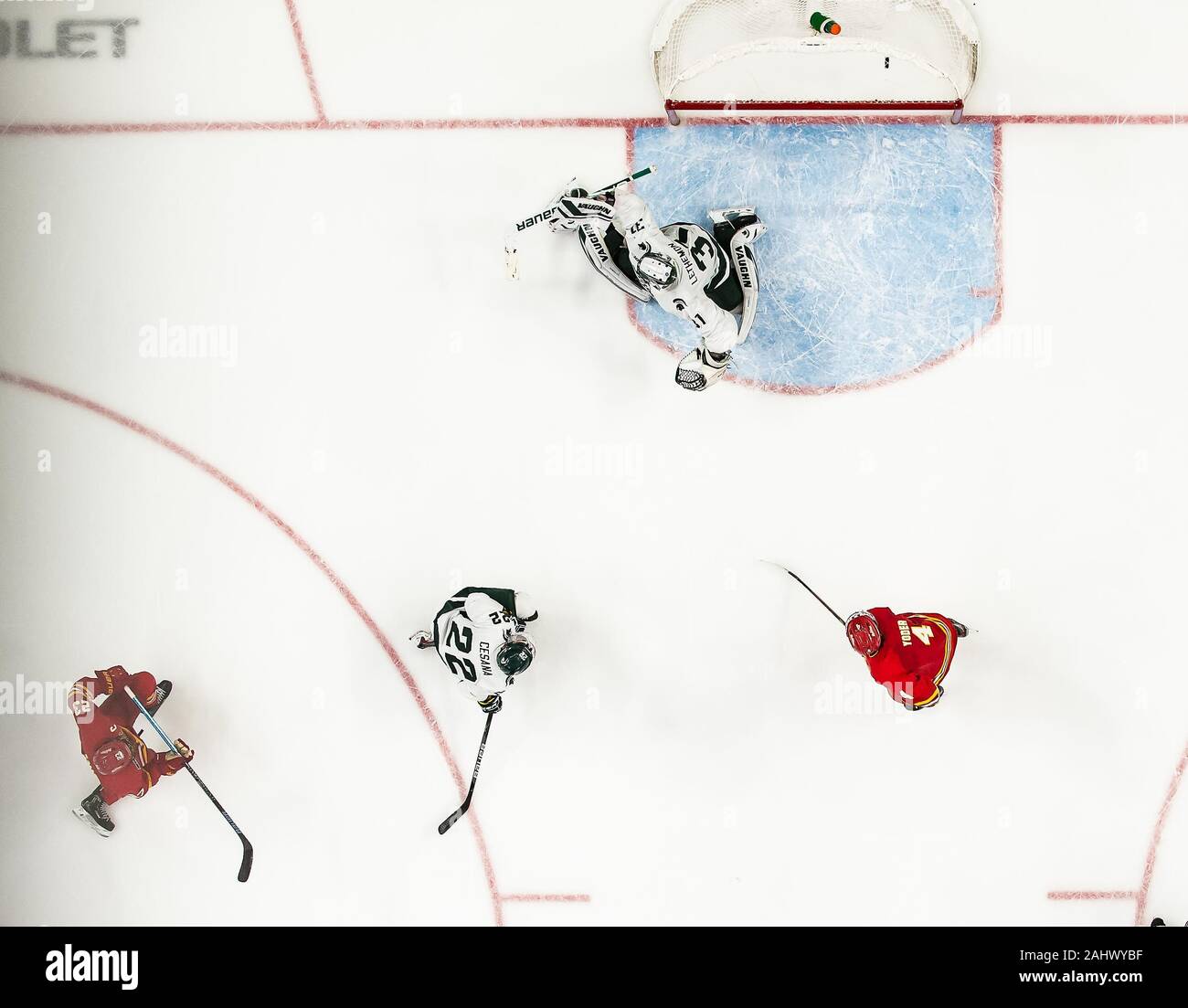 Januar 31, 2019, Detroit, Michigan, USA: Ferris Zustand Defenseman NATE KALLEN #23 ein Tor an der Michigan State Goalie John LETHEMON #31 während eines Spiels zwischen den Michigan State und Ferris Zustand an Little Caesars Arena, Detroit, Michigan. Michigan State gewann das Spiel 5-2. (Bild: © Scott Hasse/ZUMA Draht) Stockfoto