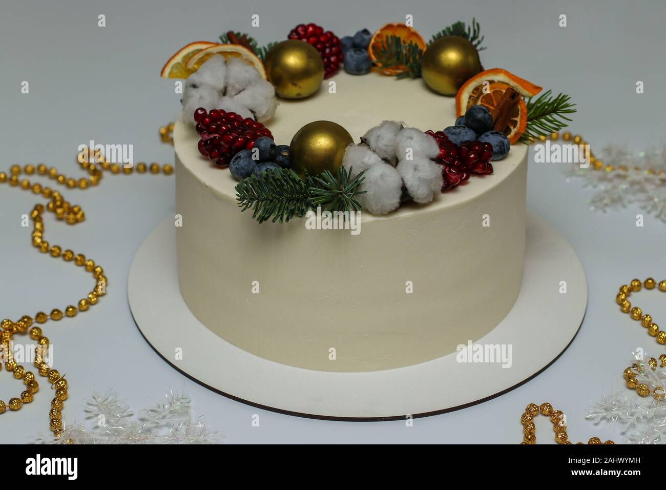 Festliche Weihnachten Kuchen auf einem weißen Hintergrund, horizontale Ausrichtung Stockfoto