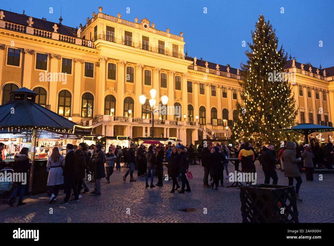 Regnerischen Abend am Weihnachtsmarkt Schönbrunn, Wien, Österreich Stockfoto
