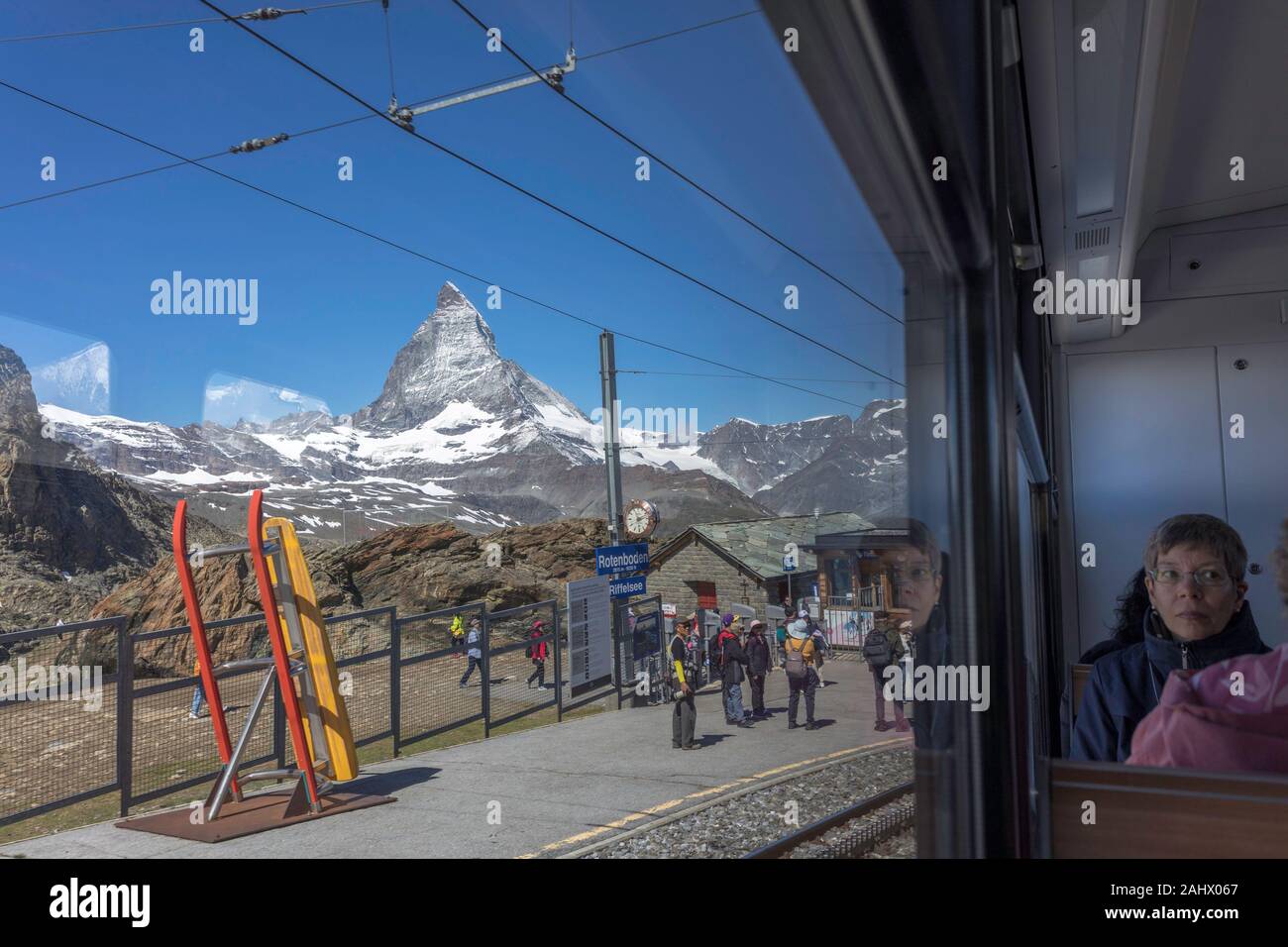 Zug von Gonergrat zu Hotel Aarauerho, und stoppen Sie bei Rotenboden Station neben dem Matterhorn. Schweiz Stockfoto