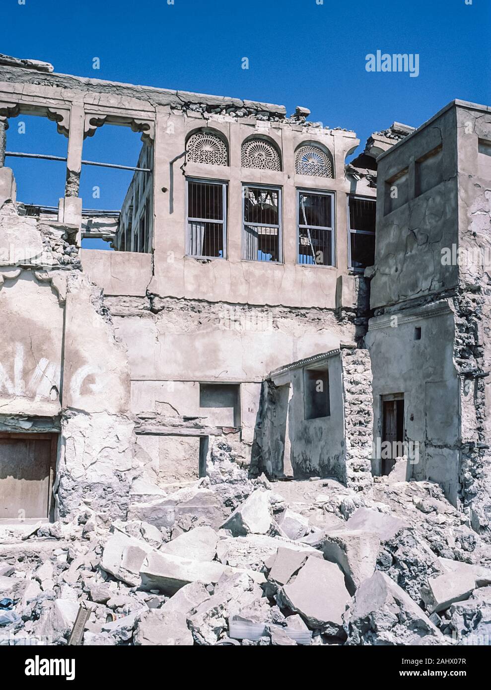 Szenen des Alten Dubai mit den verlassenen baufälligen Ruinen der Shindagha Dorf auf dem Dubai Seite an der Mündung des Dubai Creek, wie er in der Mitte der 1980er Jahre. Der gesamte Bereich wurde im Jahr 1990 renoviert der Dubai Heritage Village, das ist jetzt ein beliebtes Touristenziel. Die Bedeutung ist, dass der Palast des Herrschers und Büros von Emir Scheich Juma Al Maktoum war und später sein Sohn Sheikh Saeed Bin Juma Al Maktoum. Stockfoto