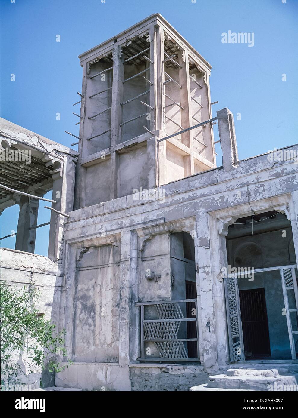 Szenen des Alten Dubai mit den verlassenen baufälligen Ruinen der Shindagha Dorf auf der Deira Seite an der Mündung des Dubai Creek, wie er in der Mitte der 1980er Jahre. Der gesamte Bereich wurde im Jahr 1990 renoviert der Dubai Heritage Village, das ist jetzt ein beliebtes Touristenziel. Die Bedeutung ist, dass der Palast des Herrschers und Büros von Emir Scheich Juma Al Maktoum war und später sein Sohn Sheikh Saeed Bin Juma Al Maktoum. Stockfoto