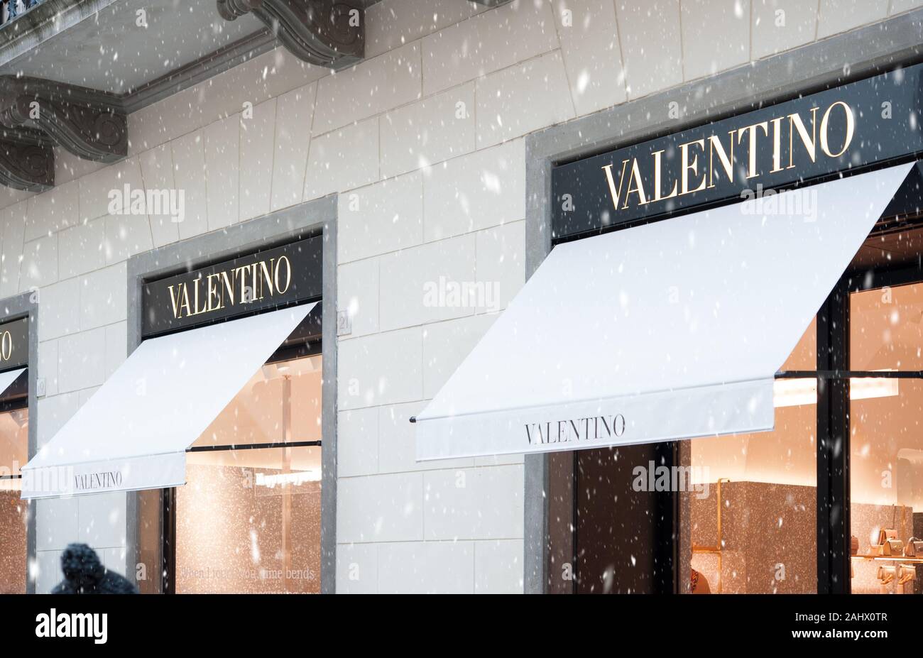 Florenz, Italien - 2019, 31. Dezember: Valentino Fashion Boutique windows im Stadtzentrum von Florenz, bei Schneefall. Stockfoto