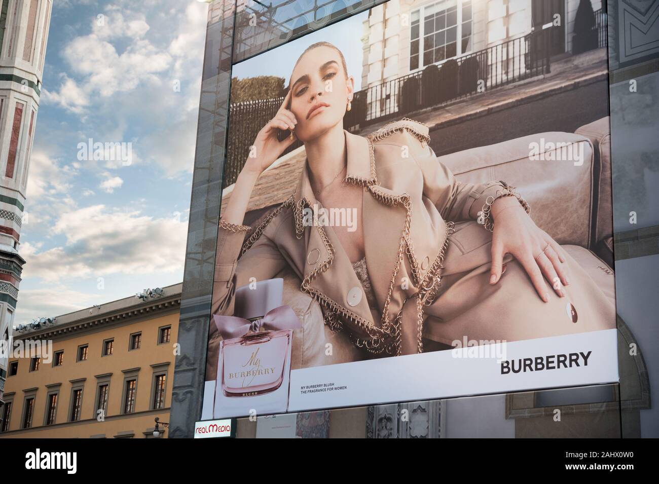 Florenz, Italien - 2019, 31. Dezember: Burberry Werbekampagne: Eine große Plakatwand in der Innenstadt von Florenz. Stockfoto