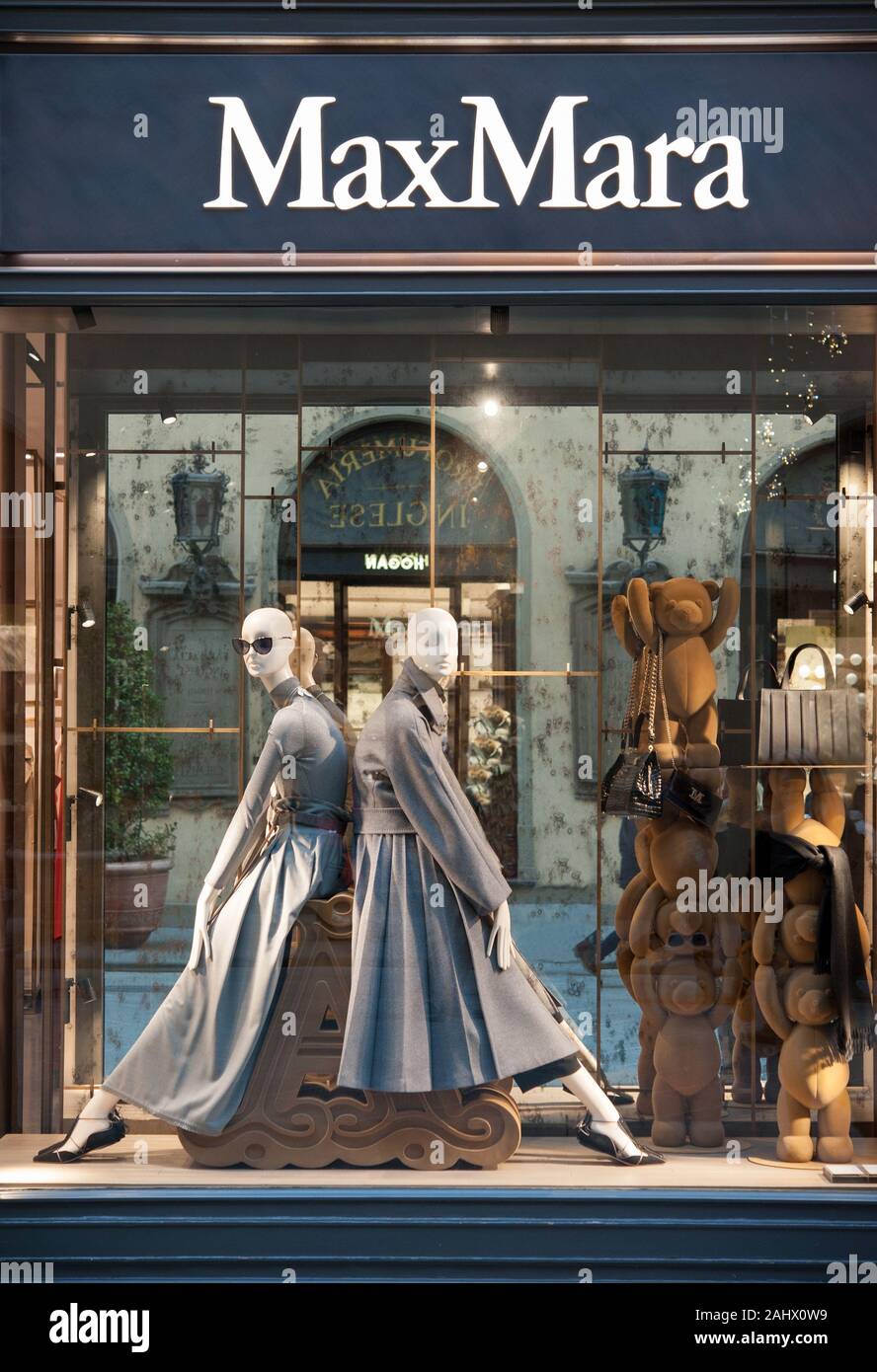 Florenz, Italien - 2019, 31. Dezember: MaxMara Fashion Boutique windows im Stadtzentrum von Florenz. Stockfoto