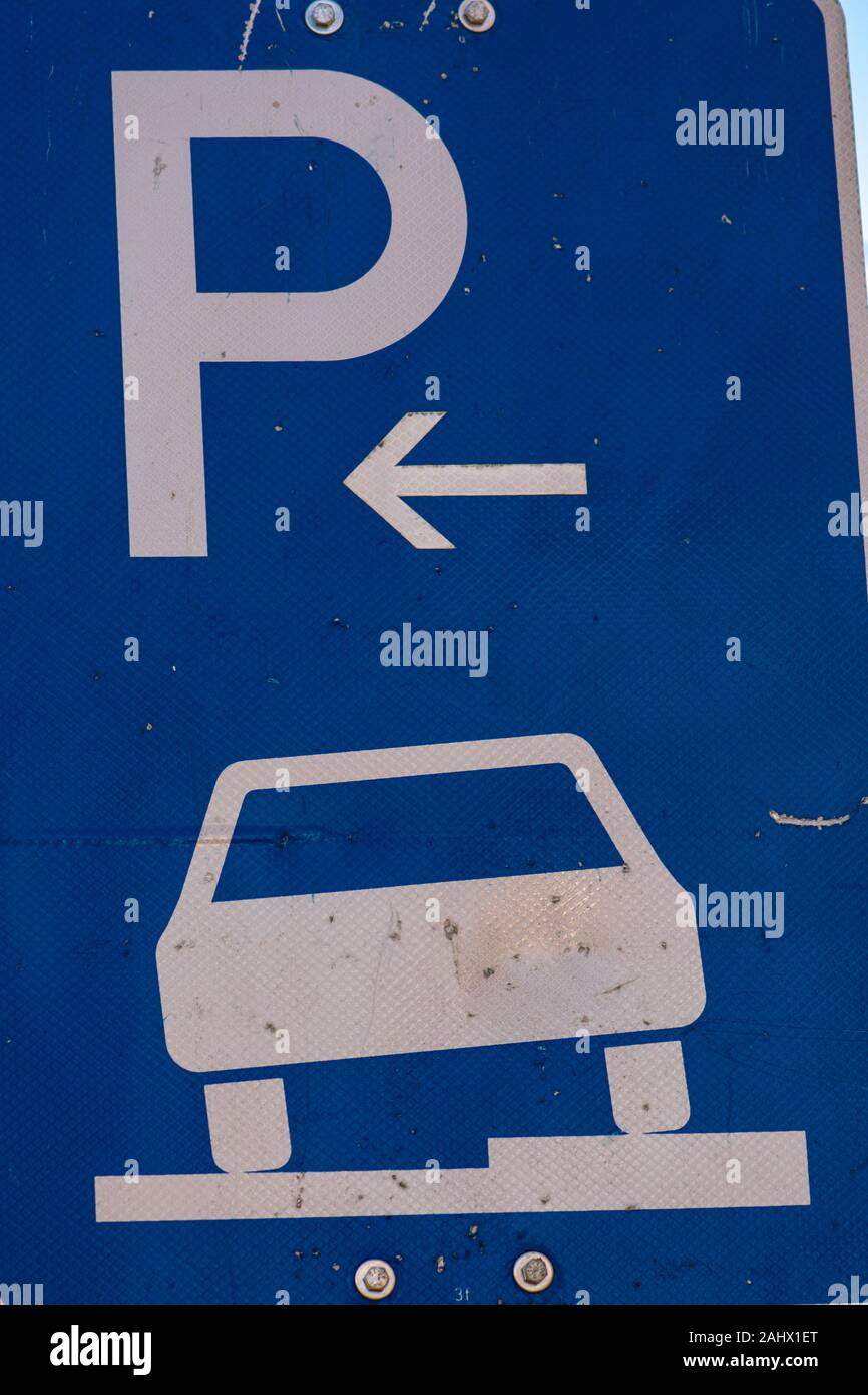 Parkplatzschild Symbol: P mit Richtungspfeil links