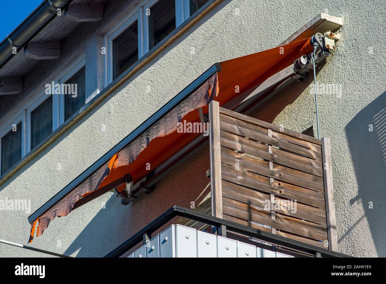 Hausfassade mit alten board Wand- und Markise kommen unten schäbig Stockfoto