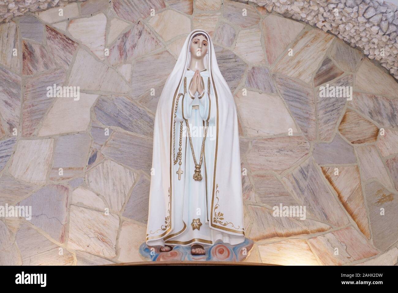 Statue der Gottesmutter von Fatima, der Mutter Gottes in der katholischen Religion, Unserer Lieben Frau vom Rosenkranz von Fatima, Jungfrau Maria Stockfoto