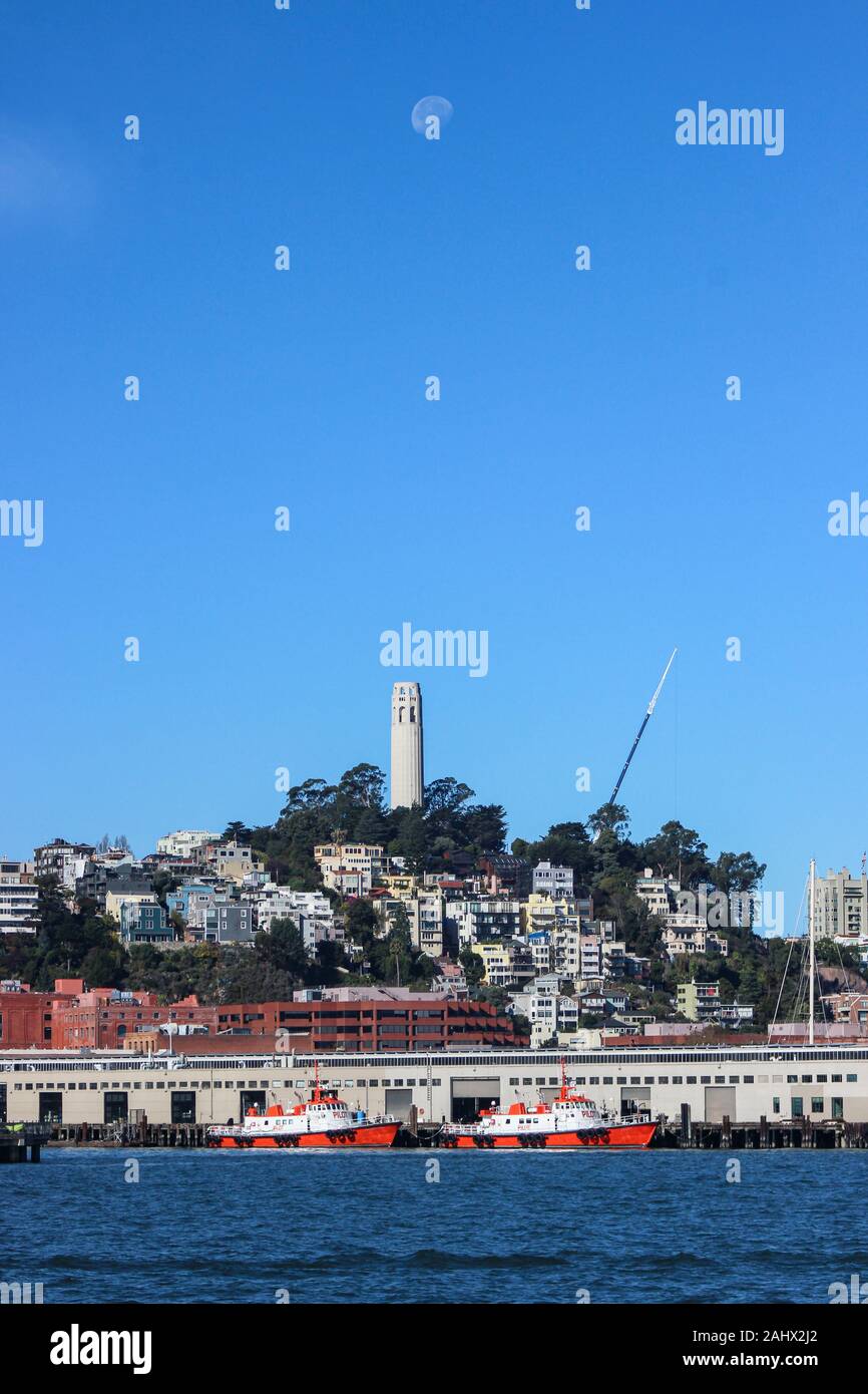 Mond über den Coit Tower und Telegraph Hill aus San Francisco Bucht in San Francisco, USA Stockfoto