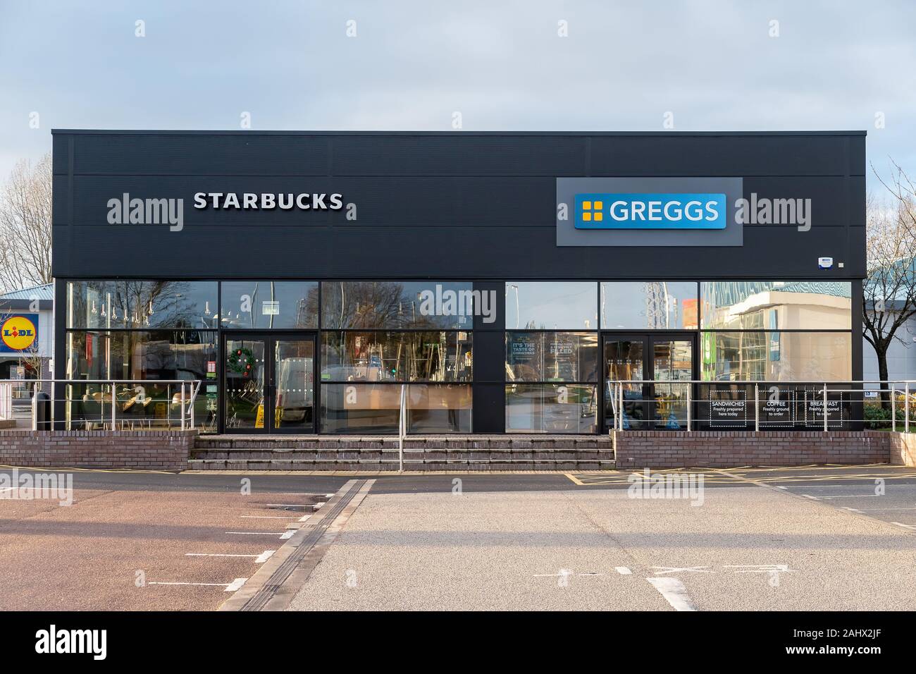 CHESTER, VEREINIGTES KÖNIGREICH - Dezember 25th, 2019: Greggs Bäckerei und Starbucks Store Front Stockfoto