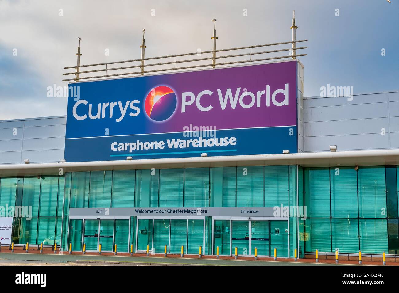CHESTER, VEREINIGTES KÖNIGREICH - Dezember 25th, 2019: Currys PC Welt mit Carphone Warehouse store Front Stockfoto