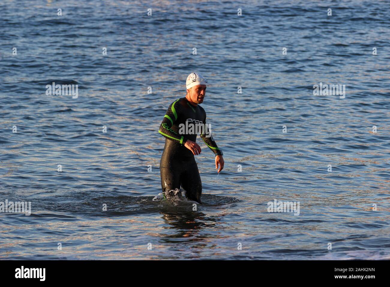 Neoprenanzug Schwimmer aus dem Wasser im Erlebnisbad Lagune in San Francisco, USA Stockfoto