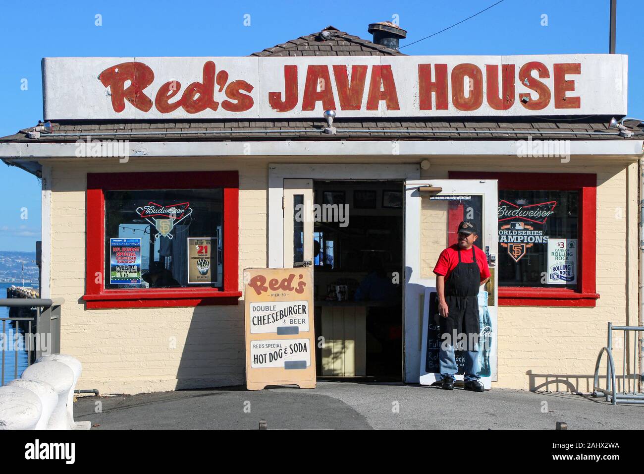 Red's Java Haus - iconic Burger Joint öffnete im Jahr 1955 am Pier 30 in South Beach District von San Francisco, Vereinigte Staaten von Amerika Stockfoto