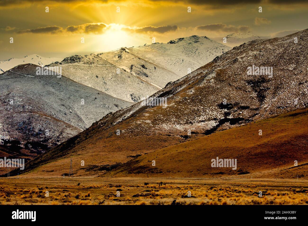 Mystisch magischen goldenen Licht und Sonne shing auf dem Trockenen trockenen Tundra 31089 Täler und Hänge der südlichen Alpen Stockfoto