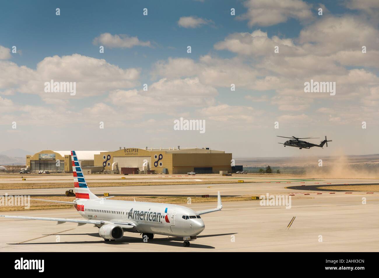 American Airlines Flugzeug und militärische Hubschrauber vom Flughafen, Albuquerque, New Mexico, USA Stockfoto