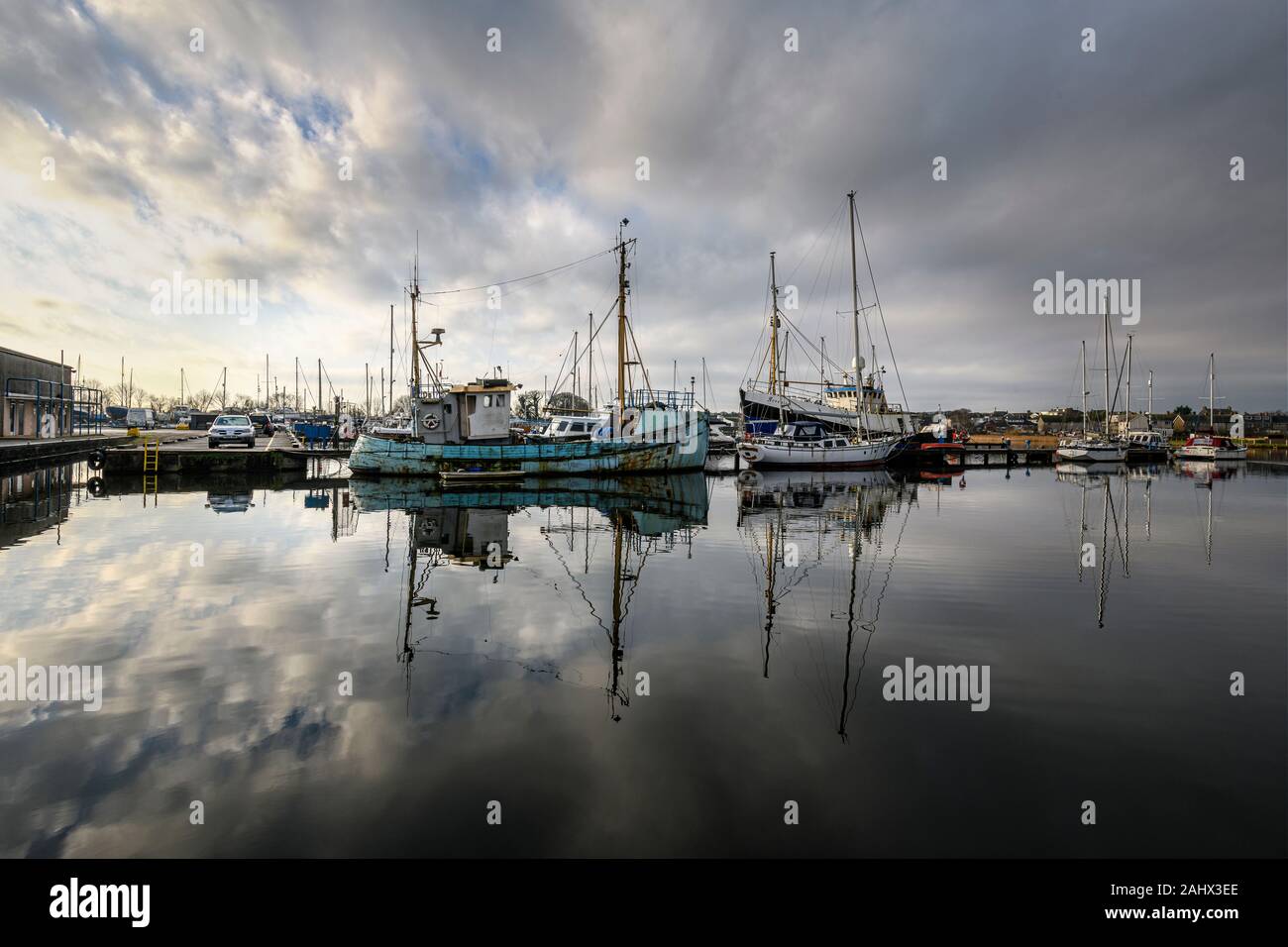 Sportboote und industriellen Boote sharing Glasson Dock Basin Stockfoto
