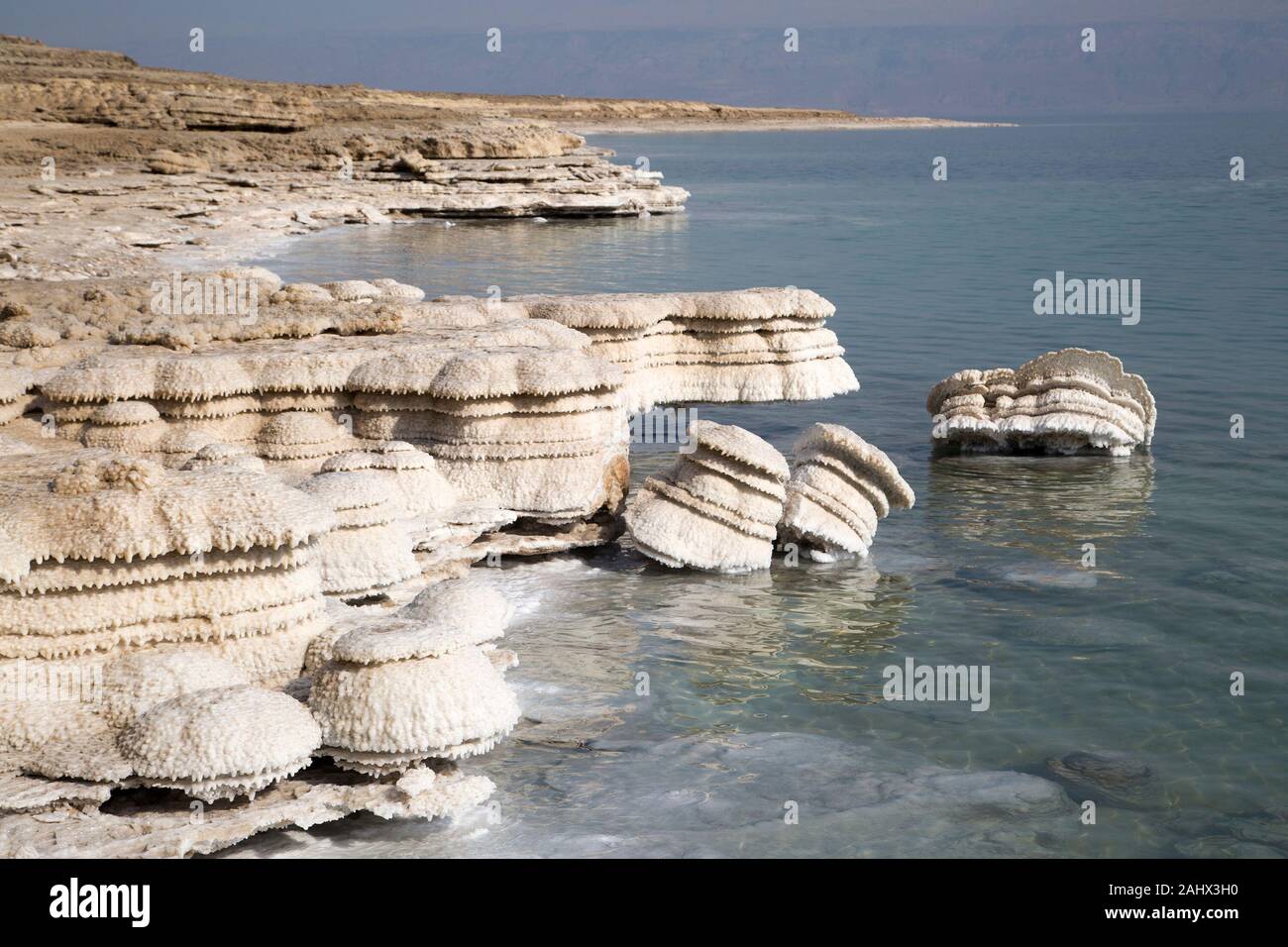 Küste des Toten Meeres mit Salzschornsteinen. Die Salzformationen entwickeln sich dort, wo Süßwasser in den See fließt und mit sinkenden Wasserständen ausgesetzt sind, Israel Stockfoto
