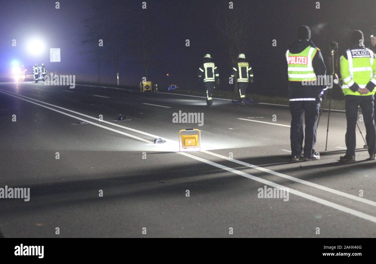 Tauberbischofsheim, Deutschland. 01 Jan, 2020. Polizeibeamte stehen an der Stelle, wo ein Fahrer auf der B27 in der Nähe von Tauberbischofsheim über einen Mann mit seinem Auto lief und tötete ihn im Prozess. Die Fußgängerzone war auf der Straße am Mittwoch Abend aus Gründen ging noch unbekannt, teilte die Polizei mit. Quelle: Rene Engmann/dpa/Alamy leben Nachrichten Stockfoto