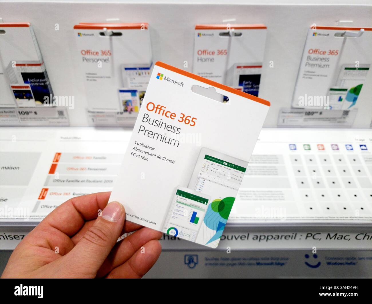 Montreal, Kanada - Dezember 26, 2019: eine Hand mit Microsoft Office 365 Karte für Unternehmen. Microsoft Office 365 ist eine Familie von Software und Services Stockfoto